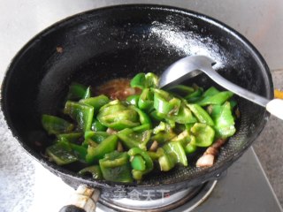 培根炒青椒的做法步骤：10