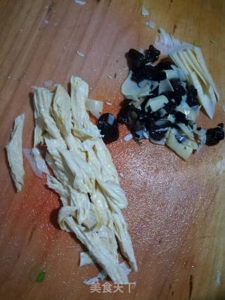 红烧腐竹的做法步骤：1