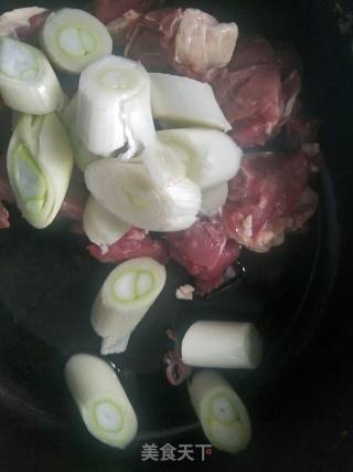 焖牛肉的做法步骤：2