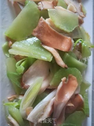 猪肚菇青笋的做法步骤：5