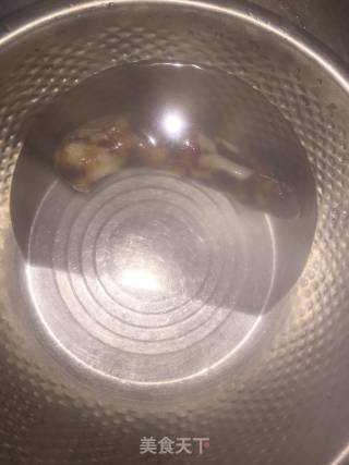 大蒜炒香肠的做法步骤：1