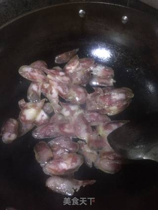 大蒜炒香肠的做法步骤：3