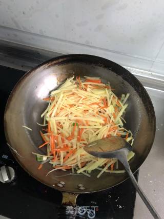 胡萝卜土豆丝小炒的做法步骤：3