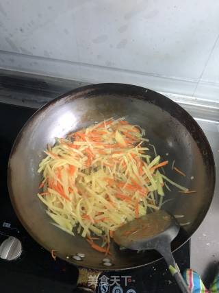 胡萝卜土豆丝小炒的做法步骤：5