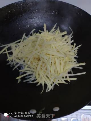快手素菜   韭菜炒土豆丝的做法步骤：3