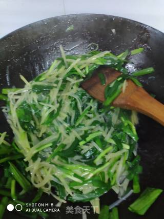 快手素菜   韭菜炒土豆丝的做法步骤：5