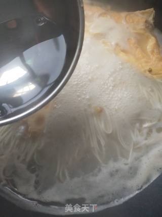 鲜虾鸡蛋面的做法步骤：4