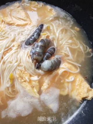 鲜虾鸡蛋面的做法步骤：8