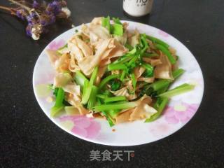 豆皮炒芹菜的做法步骤：6