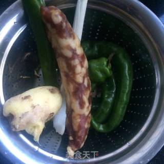 青椒炒腊肠的做法步骤：1