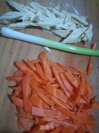 胡萝卜炒腐竹的做法步骤：1