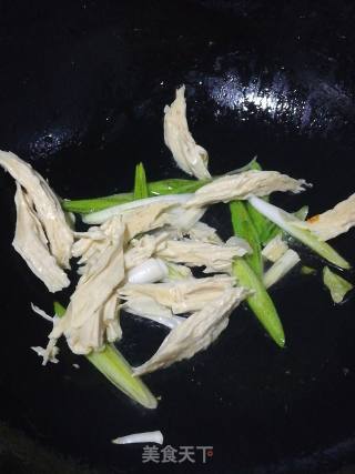 胡萝卜炒腐竹的做法步骤：3