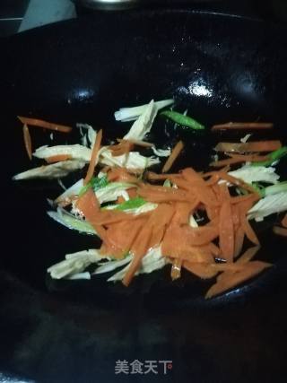 胡萝卜炒腐竹的做法步骤：4