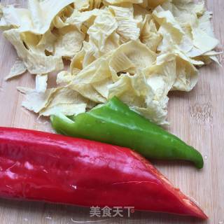 “快手素菜”双椒油豆皮的做法步骤：2