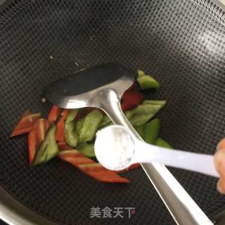 “快手素菜”双椒油豆皮的做法步骤：5