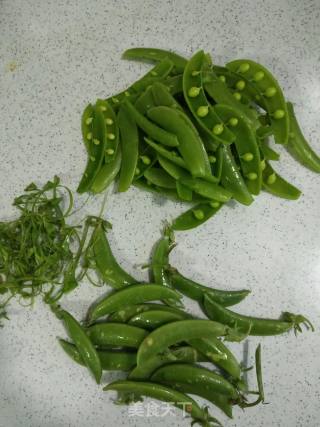 山药木耳炒甜豆的做法步骤：2