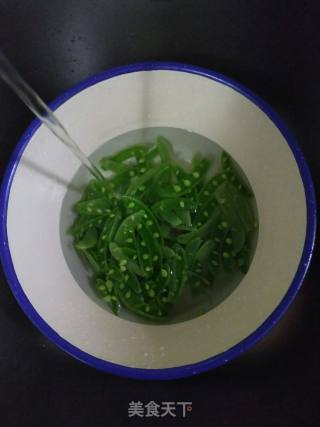 山药木耳炒甜豆的做法步骤：3