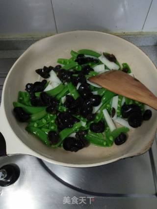 山药木耳炒甜豆的做法步骤：13