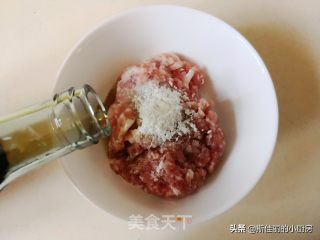 香菇白菜烩豆油皮卷的做法步骤：1