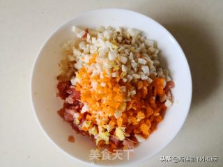 香菇白菜烩豆油皮卷的做法步骤：2