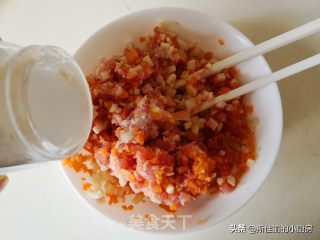 香菇白菜烩豆油皮卷的做法步骤：3