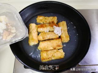 香菇白菜烩豆油皮卷的做法步骤：7