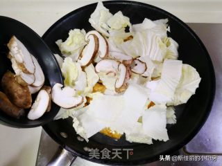 香菇白菜烩豆油皮卷的做法步骤：9
