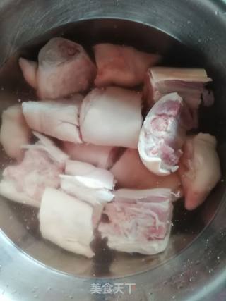 麻辣猪蹄的做法步骤：1