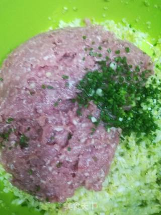白菜猪肉水饺的做法步骤：4