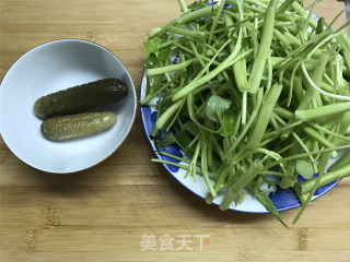 酸黄瓜炒空心菜的做法步骤：2
