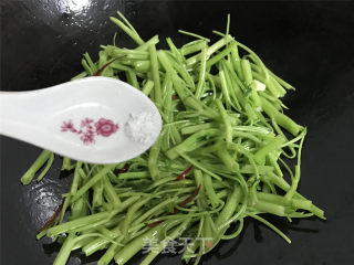 酸黄瓜炒空心菜的做法步骤：6