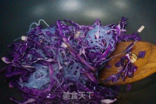 紫甘蓝炒粉丝的做法步骤：4