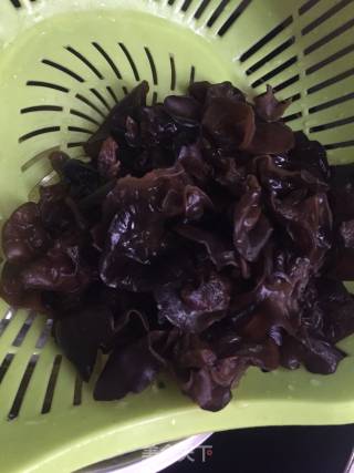 云耳炒腐竹的做法步骤：1