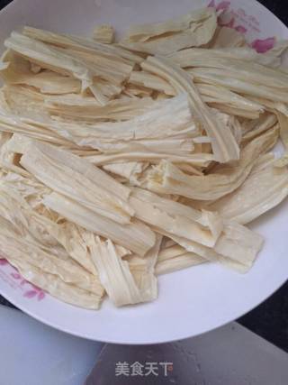 云耳炒腐竹的做法步骤：2