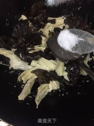 云耳炒腐竹的做法步骤：5