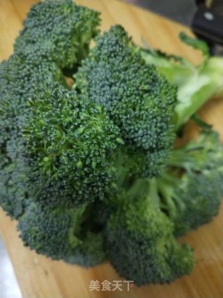 蒜蓉西蓝花（快手素菜）的做法步骤：1