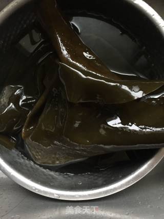 海带大骨汤的做法步骤：1