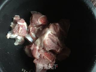 海带大骨汤的做法步骤：2