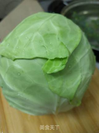 卷心菜炒五花肉的做法步骤：2