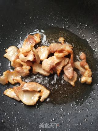 卷心菜炒五花肉的做法步骤：3