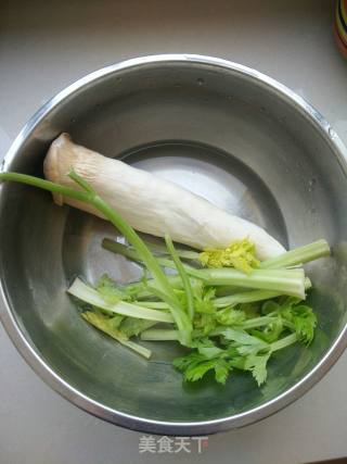 杏鲍菇炒芹菜的做法步骤：1
