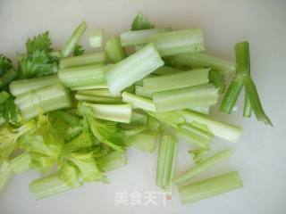 杏鲍菇炒芹菜的做法步骤：3