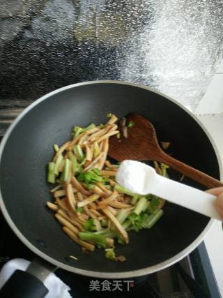 杏鲍菇炒芹菜的做法步骤：12