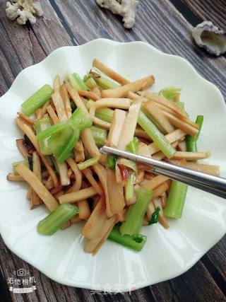 杏鲍菇炒芹菜的做法步骤：15