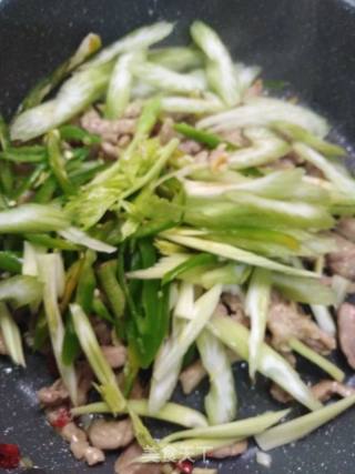 西芹炒肉的做法步骤：6
