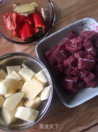 土豆烧牛肉的做法步骤：2