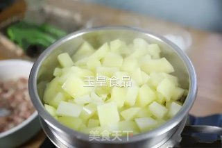 油炸土豆饼的做法步骤：2