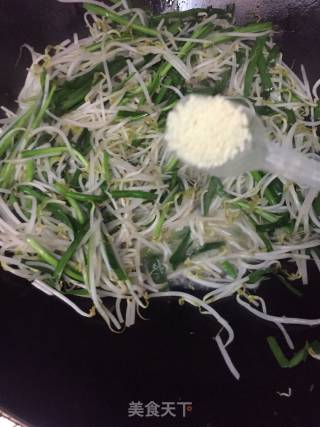 绿豆芽炒韭菜的做法步骤：7