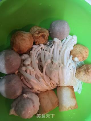 金针菇丸子汤的做法步骤：1