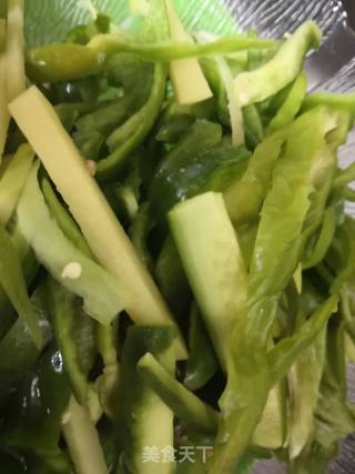 青椒炒过油肉的做法步骤：2